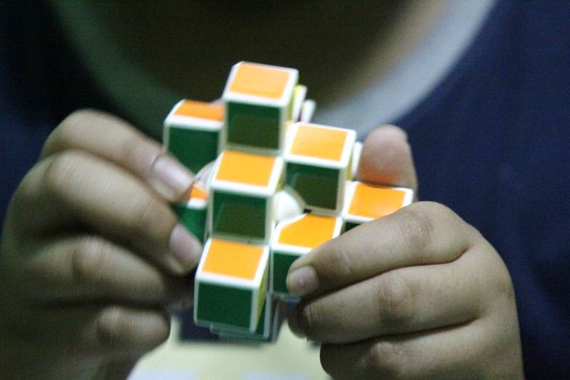 Penemunya mainan rubik, Profesor arsitektur Hungaria, Ernő Rubik, meniatkan permainan itu sebagai games asah otak bagi anak, bukan mencemari otak dengan bahan kimia berbahaya yang terkandung di dalamnya. Foto: Luh De Suriyani