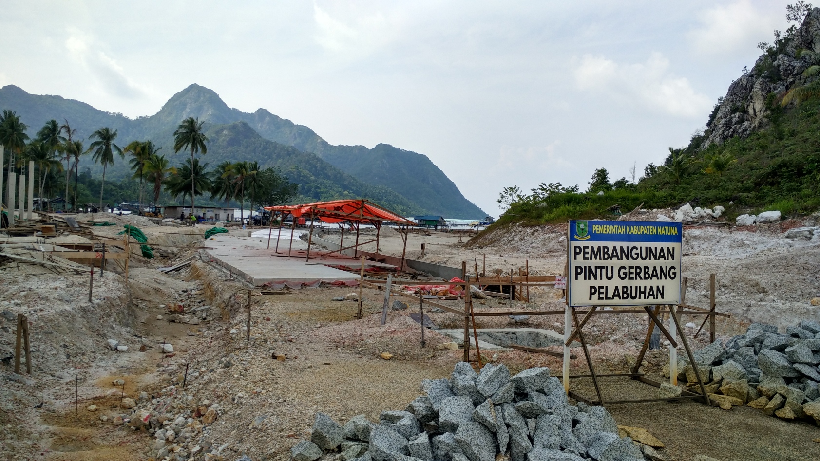 Lokasi pembangunan Pelabuhan di Selat Lampa, Natuna, Kepulauan Riau pada awal September 2016. Pembangunan pelabuhan itu sebagai bagian dari pembangunan sentra perikanan dan kelautan terpadu (SKPT) dari program KKP. Foto : M Ambari 