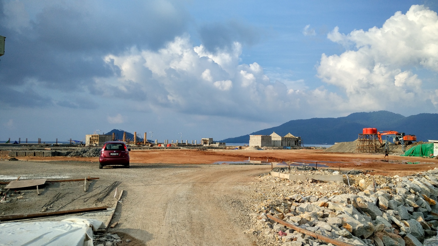 Lokasi pembangunan Pelabuhan di Selat Lampa, Natuna, Kepulauan Riau pada awal September 2016. Pembangunan pelabuhan itu sebagai bagian dari pembangunan sentra perikanan dan kelautan terpadu (SKPT) dari program KKP. Foto : M Ambari 