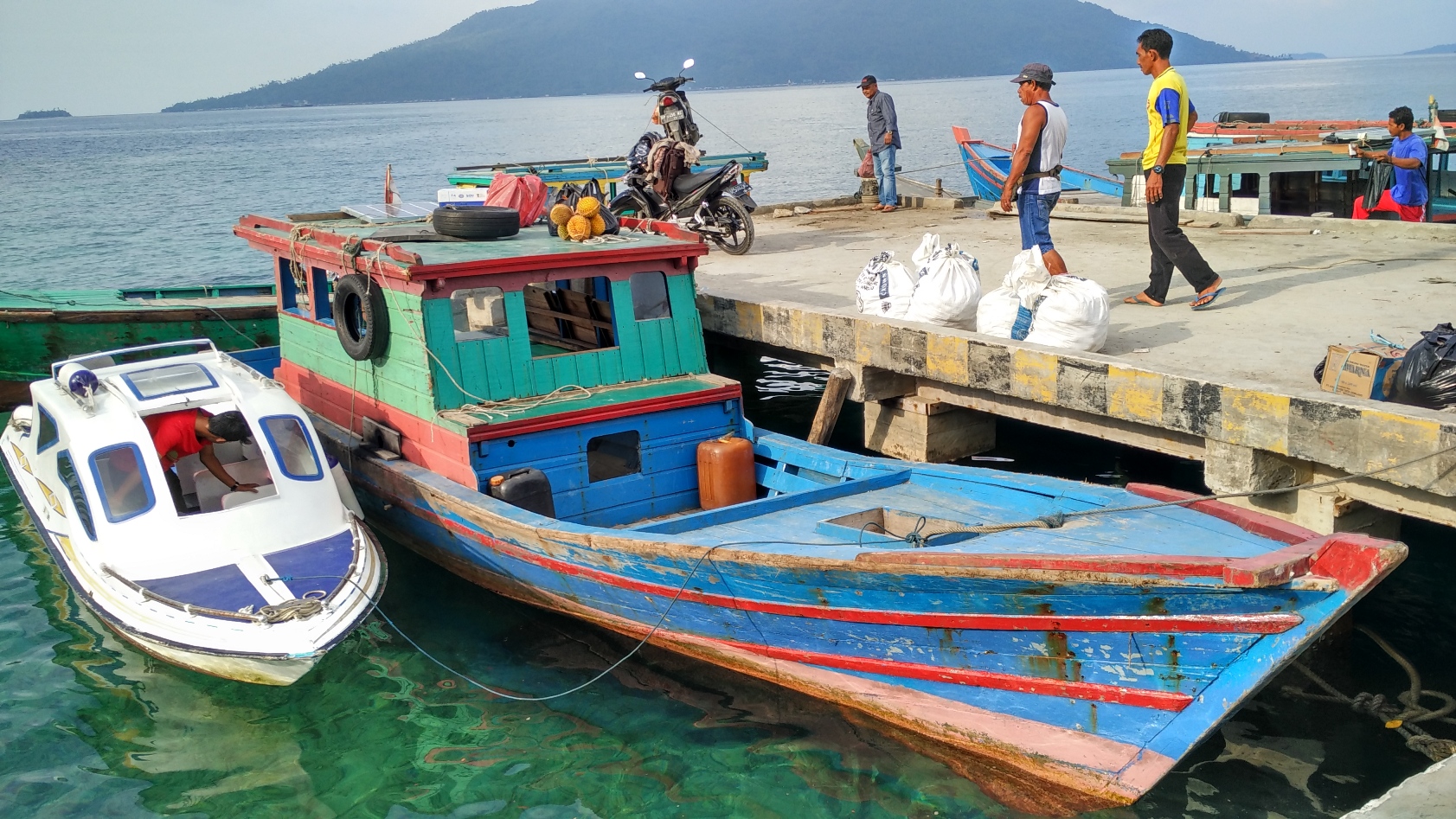 Aktivitas di Pelabuhan Selat Lampa, Natuna, Kepulauan Riau pada awal September 2016. KKP sedang membangun sentra perikanan dan kelautan terpadu (SKPT) di Selat Lampa ini. Foto : M Ambari 