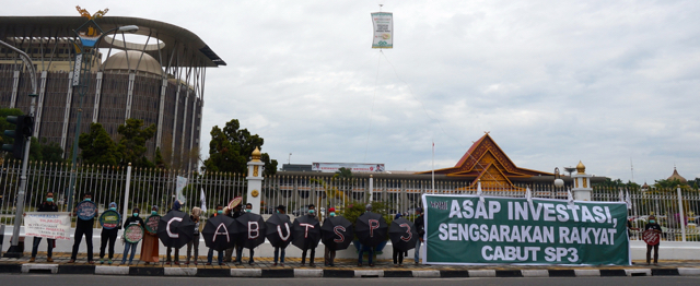 Protes warga dan pegiat lingkungan soal SP3 di Riau. Foto: Lusia Arumingtyas