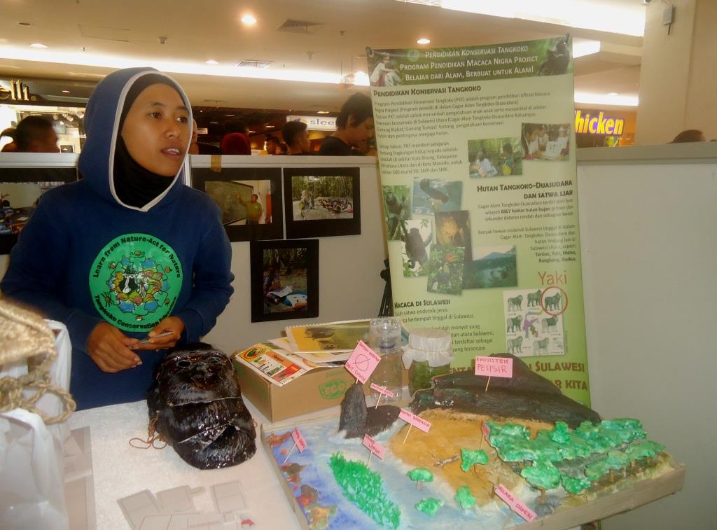 Stand pendidikan konservasi Tangkoko dalam Festival Konservasi Sulawesi Utara 2016 di Mega Mall, Manado, Sulawesi Utara, pada Jumat (02/09/2016). Festival yang baru pertama kali diselenggarakan di Sulut ini, bertema “Satu Panggung untuk Alam yang Lestari” diikuti oleh berbagai lembaga konservasi di Sulut. Foto : Themmy Doaly