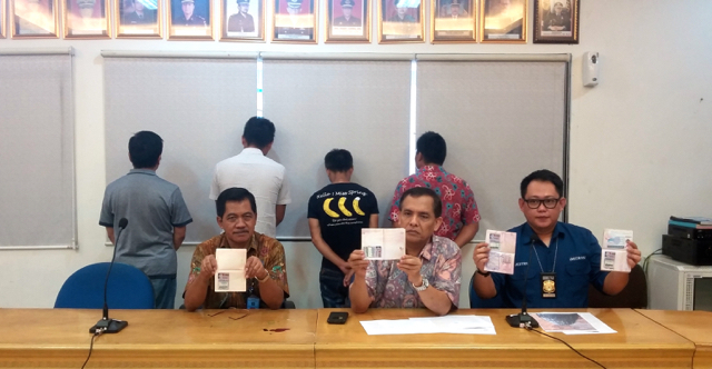 Kantor Imigrasi Padang kala jumpa pers soal empat warga Tiongkok yang bekerja tambang secara ilegal. Foto: Vinolia