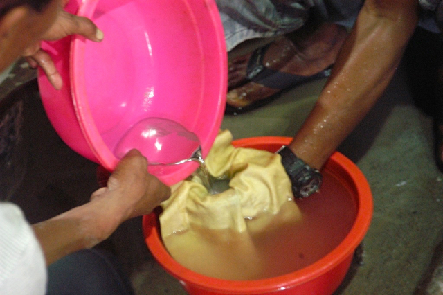 Proses memisahkan tanah dengan emas menggunakan mercuri. Foto: Banyuwangi's Forum for Environmental Learning (BaFFEL)