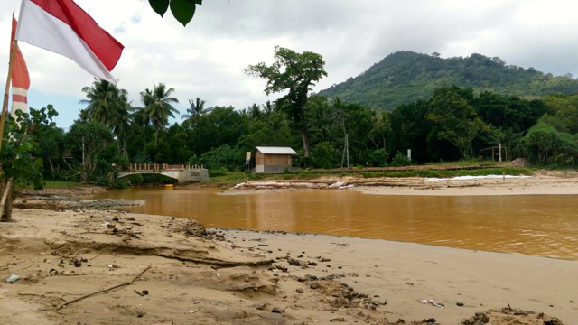 Kekhawatiran warga terjadi dengan kehadiran tambang. Muara penuh lumpur. Dokumentasi 16 Agustus 2016 oleh Pokmas Pariwisata Pulau Merah/ Yogi Turnando 