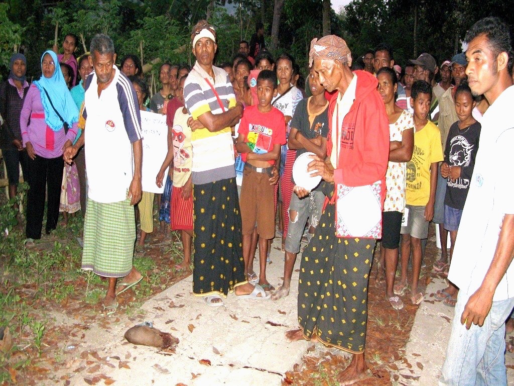 Warga menggelar ritual adat di lokasi yang dipaksakan Pemda Nagekeo untuk dibangun Waduk Lambo. Foto: Ebed de Rosary
