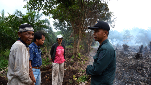 Warga sedang mengelola lahan dengan membakar, beberapa orang tampak berjaga-jaga agar gerakan api terpantau. Foto: Lusia Arumingtyas