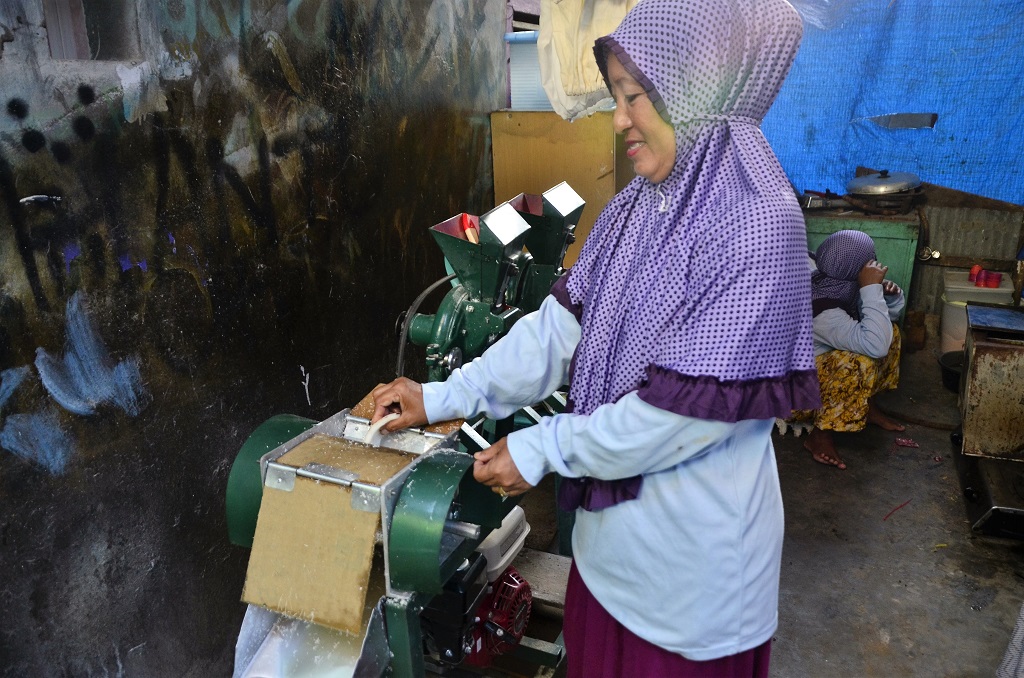 Dana bantuan dari CCDP IFAD kepada Kelompok Mawar 02 di Pulau Barrang Caddi, salah satu pulau di Kota Makassar, Sulawesi Selatan, digunakan untuk membeli peralatan usaha yang dikelola secara kelompok. Salah satunya adalah parut kelapa yang disewakan kepada warga sekitar memberi keuntungan Rp20 ribu perhari. Foto: Wahyu Chandra.