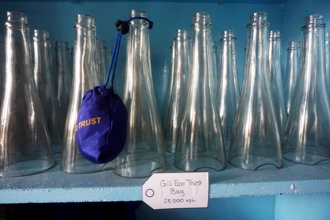 Bekas botol minuman yang didaur ulang menjadi lampu hias dari usaha Gili Eco Trust di Gili Trawangan, NTB. Foto : Anton Muhajir
