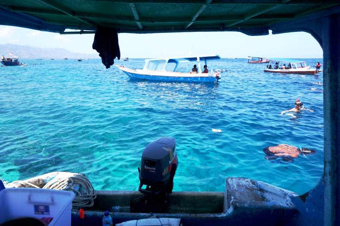 Belasan kapal parkir di lokasi snorkeling shipwreck point di dekat Gili Meno, NTB. Foto : Anton Muhajir