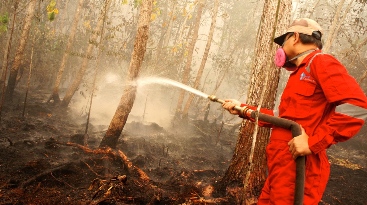 Januminro, saat membantu mencegah api yang membakar lahan. Foto: dok pribadi