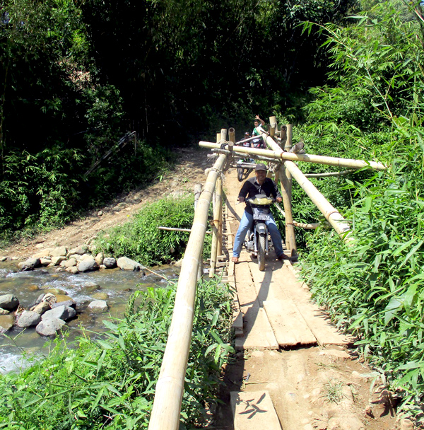 Jembatan menuju Desa Tik Sirong. Foto: Dedek Hendry