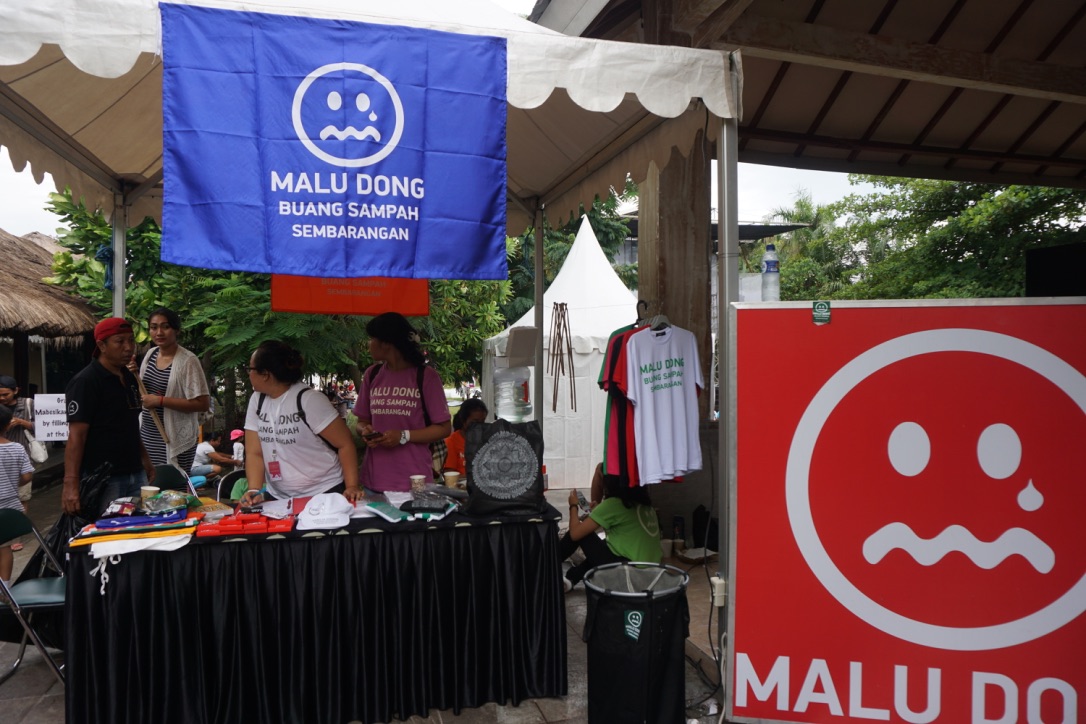 Stan komunitas Malu Dong ini selalu menarik perhatian dengan bendera dan signage warna warni sebagai pusat informasi, koordinasi dan memobilisasi relawan. Foto: Luh De Suriyani
