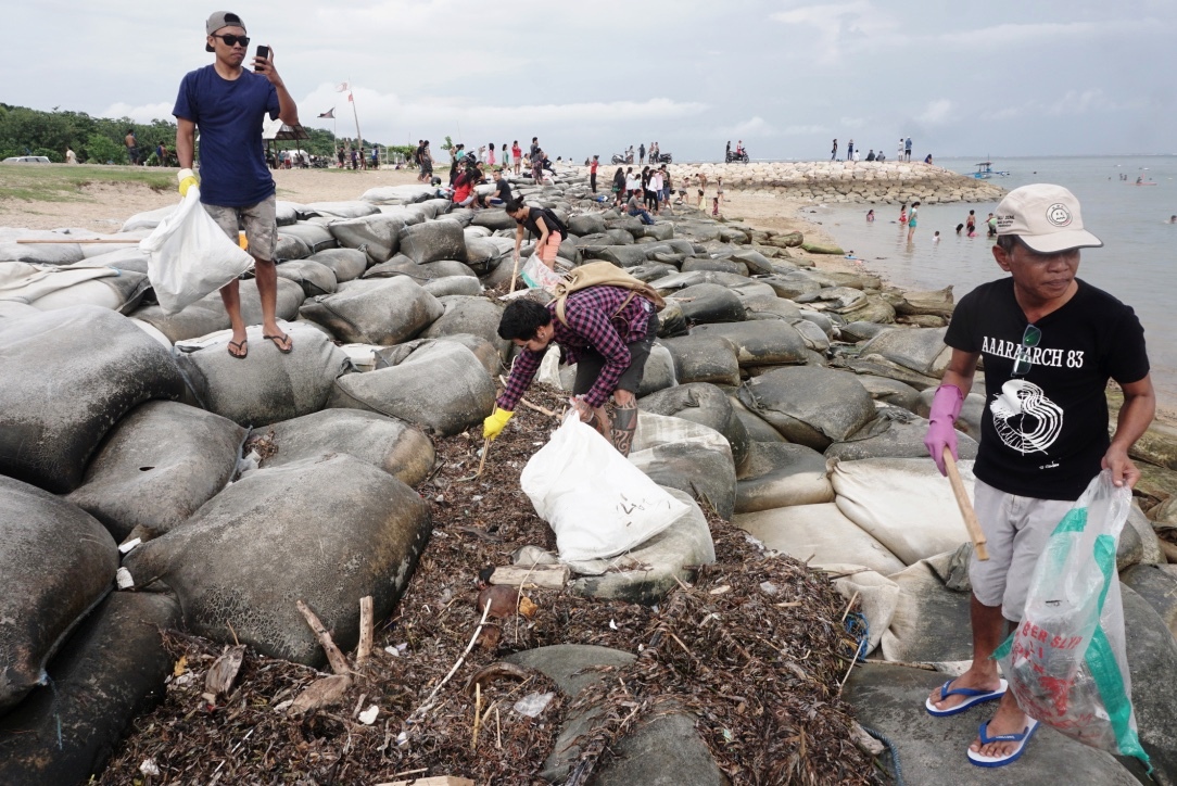 Relawan komunitas Malu Dong Buang Sampah Sembarangan rutin menyusuri pantai Mertasari Sanur untuk memungut sampah | Foto: Luh De Suriyani/Mongabay Indonesia