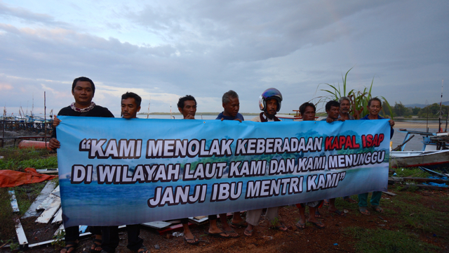 Protes nelayan Belitung pada keberadaan kapal isap pada awal Oktober lalu. Foto: LUsia Arumingtyas