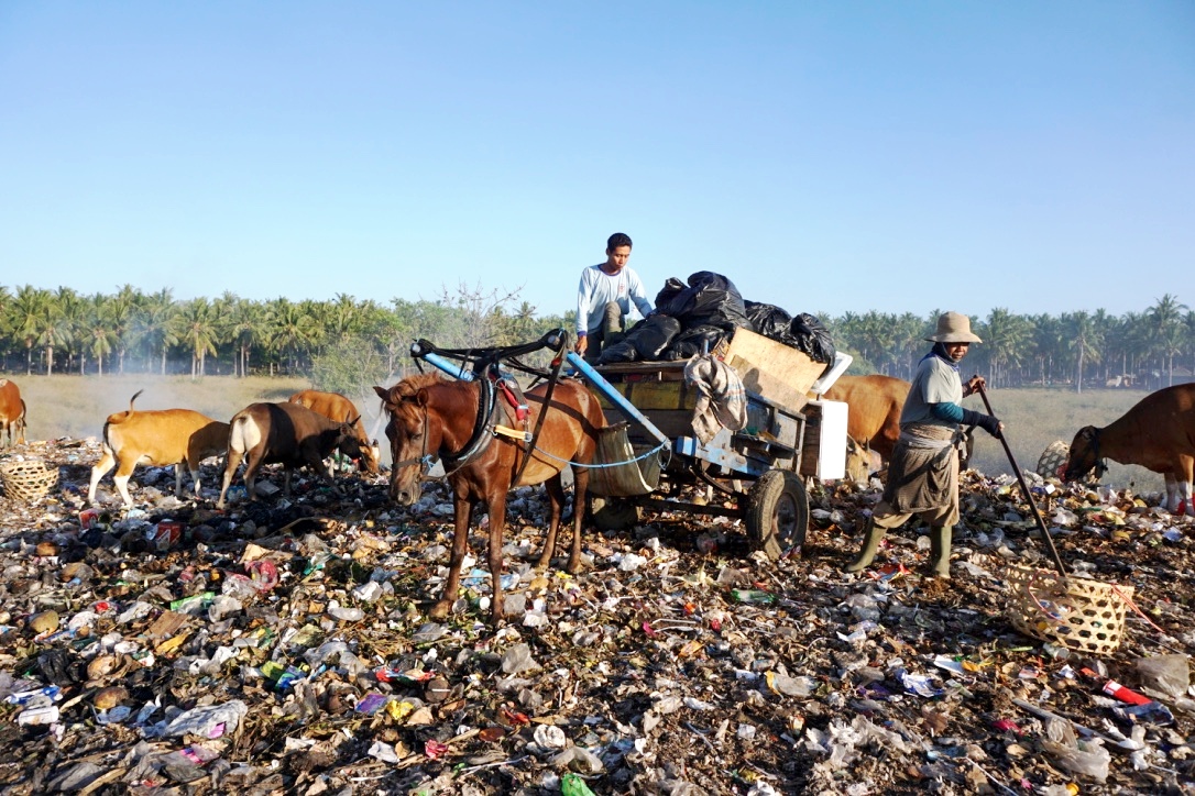 Pembongkaran sampah-di TPS Gili Trawangan, NTB. Foto : Anton Muhajir