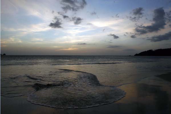 Indahnya Pulau Breuh di sore hari. Foto: Junaidi Hanafiah