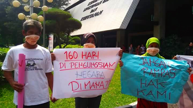 Aksi diam masyarakat Dusun Cawang Gumilir, Desa Bumi Makmur, Sumatera Selatan, atas penggusuran pemukiman dan ladang masyarakat. Kini mereka tertatih untuk tetap bertahan hidup. Foto: Walhi