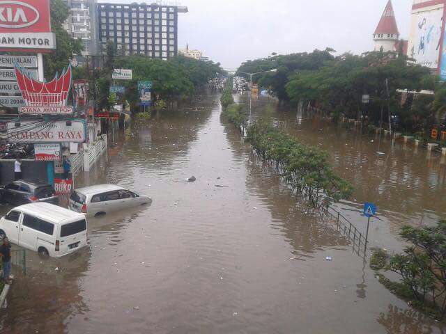 Hujan deras yang mengguyur Kota Bandung sejak Senin 24 Oktober 2016 pagi membuat sejumlah ruas jalan digenangi banjir. Banjir di Jalan Pasteur, Kota Bandung, Senin siang melebihi 60 sentimeter. Akibatnya, sejumlah kendaraan memilih berhenti untuk menunggu banjir reda. Namun, beberapa mobil tetap memaksakan diri melewati genangan banjir. Foto : BNPB