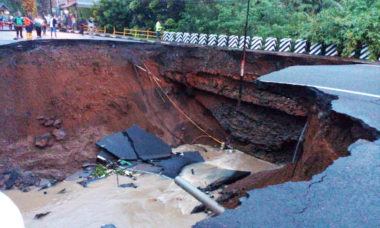 Kondisi Jembatan Katapang di Jalan M. Isha, Katapang, Purwaharja, Kota Banjar, Jabar yang amblas karena tanah dibawah jalan yang longsor akibat hujan deras pada Minggu malam (09/20/2016). Foto : BNPB