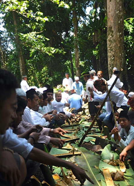 Usai ritual Paca Gayo, warga bersiap menikmati hidangan. Foto: M Rahmat Ulhaz 