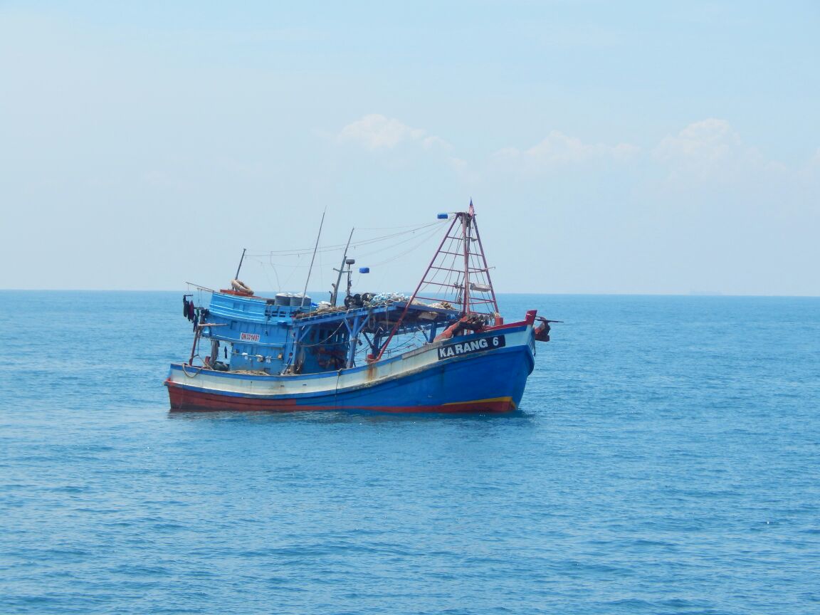 Kapal ikan asing sedang berada di perairan laut Indonesia yang ditangkap oleh petugas Direktorat Jenderal Pengawasan Sumber Daya Kelautan dan Perikanan (PSDKP) Kementerian Kelautan dan Perikanan (KKP) pada kurun 7-12 Oktober 2016. Foto : Humas KKP 