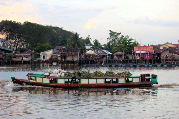 Sungai Kapuas sudah sejak lama digunakan sebagai jalur transportasi air yang menghubungkan antar-daerah di Kalimantan Barat. Foto: Sapariah Saturi