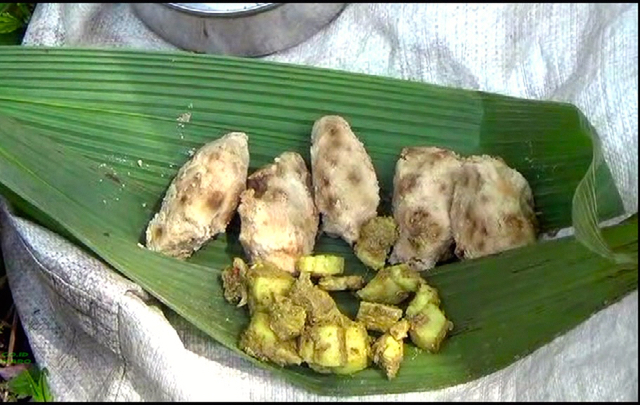 Ada tepung, gula merah dan daging babi disajikan dalam ritual sebelum menyadap getah kemenyan. Foto: Ayat S Karokaro