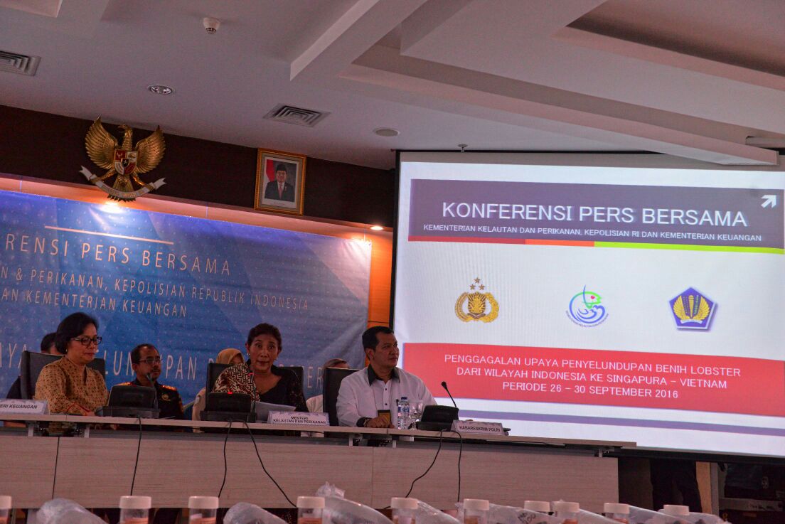 Menteri Kelautan dan Perikanan Susi Pudjiastuti didampingi Menteri Keuangan Sri Mulyani memberikan memberikan keterangan pers usai di Kantor KKP di Jakarta, tentang penyelundupan lobster. Foto : Humas KKP 