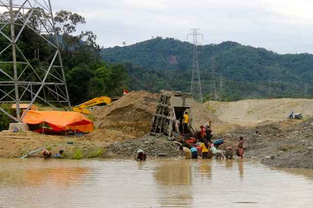 Penambangan emas menggunakan alat berat yang menghancurkan lahan pertanian di Dusun Kampung Limo, Pangkalan. Foto: Elviza Diana