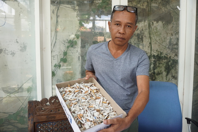 Yoka Sara, seorang relawan arsitek menunjukkan ratusan puntung rokok yang dikumpulkan hanya beberapa jam di Pantai Mertasari, Sanur bersama relawan lain. Ia berniat buat seni instalasi dari puntung ini. Foto: Luh De Suriyani