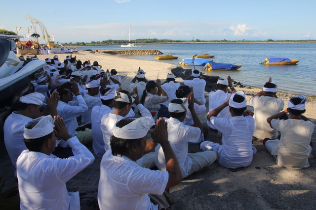 Sejumlah warga Tanjung Benoa melakukan melasti atau ritual penyucian bumi pada 2015 lalu di mulut Teluk Benoa. Foto: Luh De Suriyani