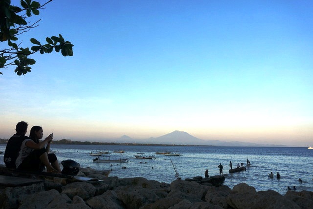 Suasana pesisir Sanur dengan latar belakang gunung Agung di Bali Timur. Laut memberi makanan dan tempat rekreasi. Foto Luh De Suriyani