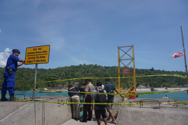 Kondisi jembatan menghubungkan Lembongan dan Nusa Centingan, Nusa Penida, Bali pasca runtuh. Foto: Luh De Suriyani 