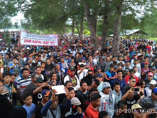 Ribuan warga Belitung bersama para bupati pulau itu, protes kapal isap yang mengancam laut mereka. Foto: Walhi Bangka Belitung