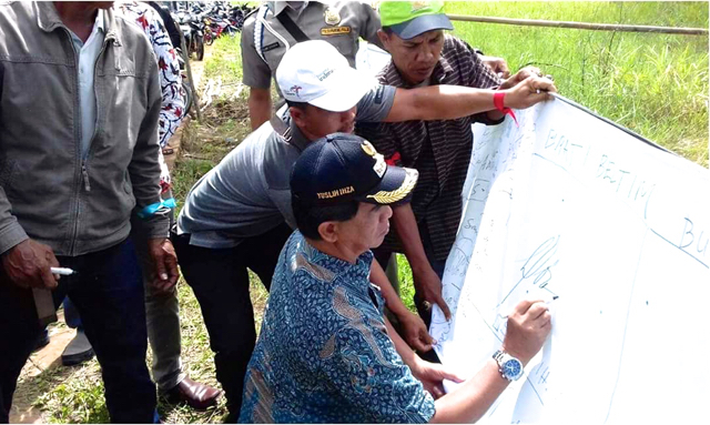Bupati Belitung Timur, Yuslih Ihza, menandatangani petisi penolakan kapal isap. Foto: Gapabel