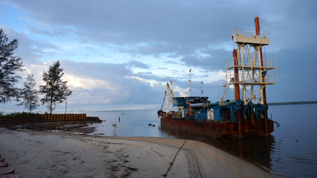 Kapal Isap yang terdampar di Pantai Segaran Kelapa Kamit, kemungkinan sudah rusak dan tidak dapat berfungsi lagi. Foto: Lusia Arumingtyas
