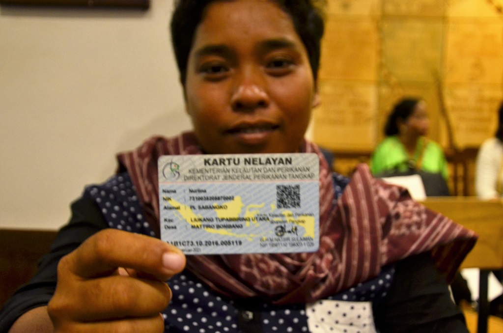 Nurlina kini telah memiliki kartu nelayan yang menurutnya sebagai bukti bahwa dirinya adalah nelayan yang sah dan dijamin pemerintah. Ia kini berusaha agar para perempuan nelayan lain bisa mendapatkan kartu yang sama. Foto: Wahyu Chandra.