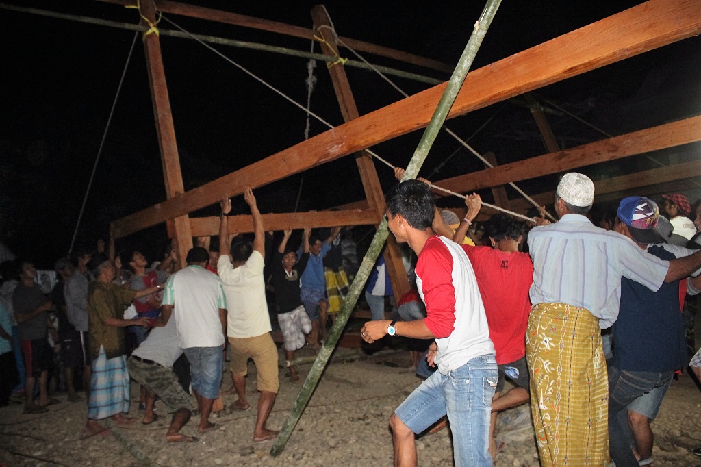 Dalam tradisi ma’patindak bola ini seluruh warga di komunitas adat Pasang, Kabupaten Enrekang, Sulsel akan turut terlibat meski tak diminta si pemilik rumah. Foto: Wahyu Chandra