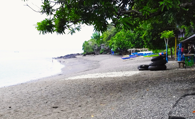Pantai Tobololo di Ternate, salah satu obyek wisata dan tempat konservasi penyu. Foto: M Rahmat Ulhaz 