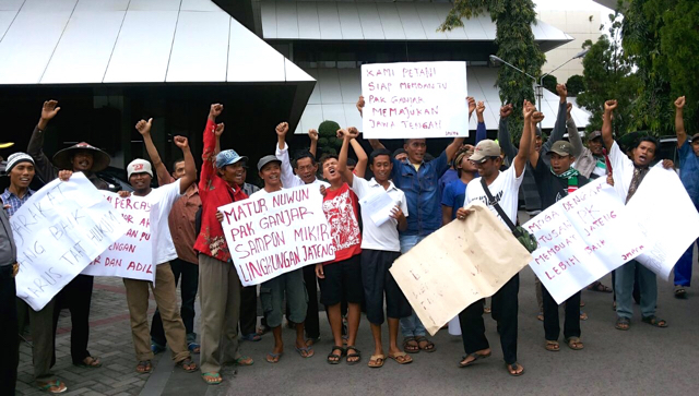 Aksi warga Rembang di depan Kantor Gubernur Jawa Tengah. Foto: JMPPK
