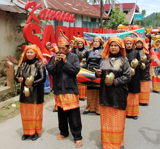 Pertunjukan musik tradisional minangkabau yaitu Talempong dan Gandang Sarunai