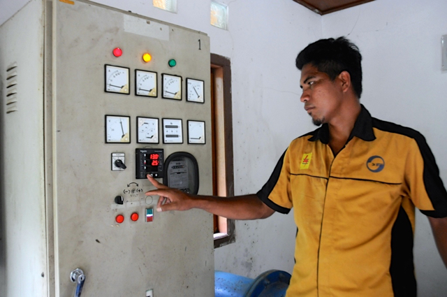 Theopilus Tamu Uma, Operator PLTMH Mbakuhau, memperlihatkan cara pengecekan daya listrik di panel turbin, desa Kamanggih, Kecamatan Kahaunga Eti, Sumba Timur, NTT. Foto: Eko Rusdianto