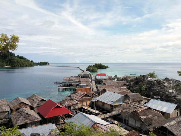 Desa Pulau Papan dengan jembatan yang menjadi penghubung ke Pulau Malenge | Foto: Christopel Paino
