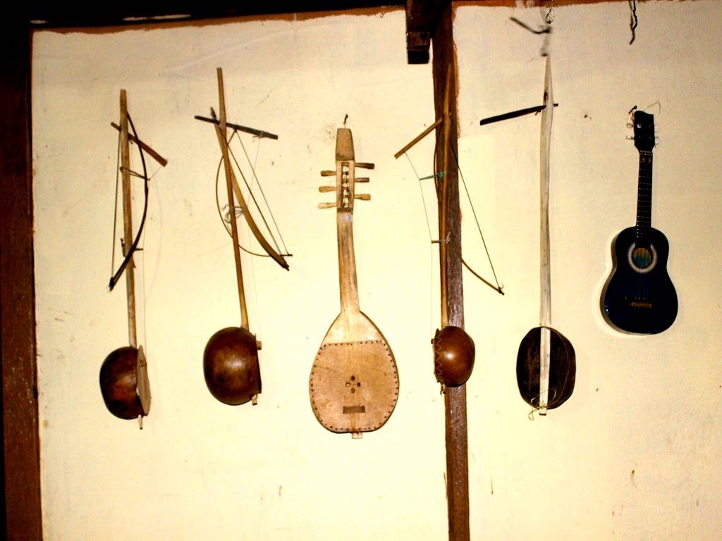 Berbagai alat musik tradisional yang biasa dipergunakan sanggar Mutulo’o. Foto: Ebed de Rosary