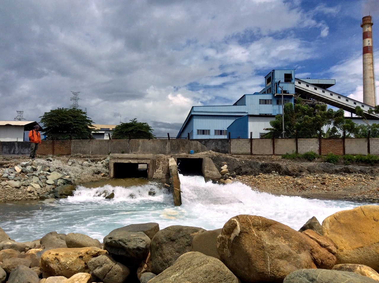 Saluran Pembuangan Limbah air pendingin PLTU Mpanau. (16-10-2016) Minnie Rivai.