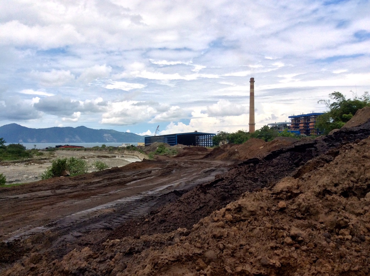 Jalur angkut dari tongkang menuju PLTU, Jalan Tanah yang menghitam bercampur ceceran Batubara. (16-10-2016) Minnie Rivai. 
