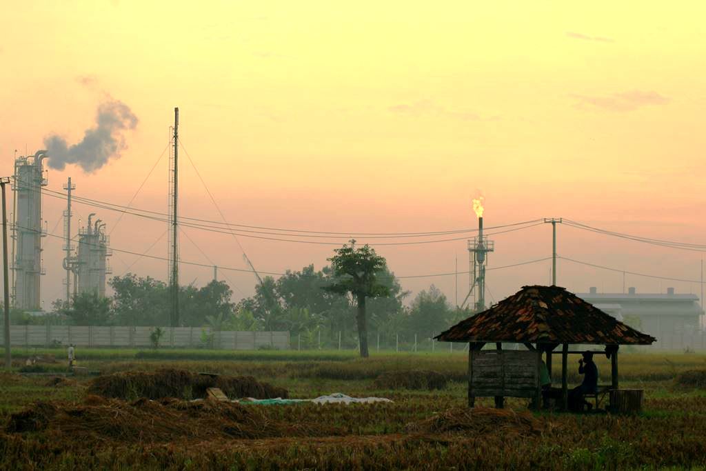 Petani sarapan pagi di saung dekat pertambangang gas di Desa Cidahu, Kecamatan Pagaden Barat, Kabupaten Subang, Jabar. Sebagian petani mengeluhkan sesak ketika menghirup udara yang tercampur bau gas. Foto : Dony Iqbal