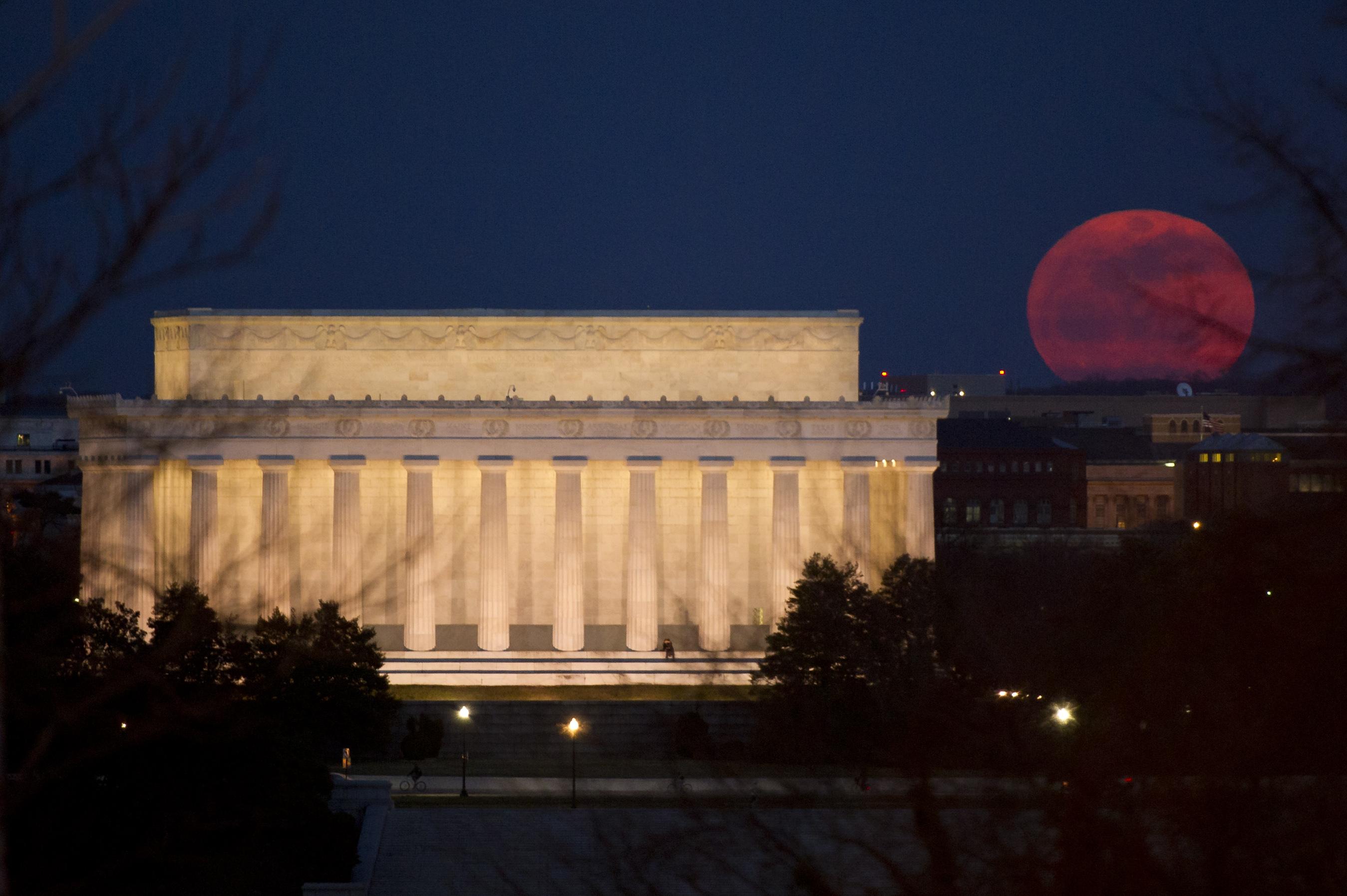 Bulan penuh yang tampak di Lincoln Memorial, Sabtu, 19 Maret 2011. Foto: Bill Ingalls/NASA.govt