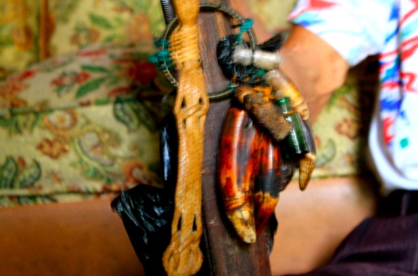 Taring-taring hewan yang ada di senjata mandau Iber Djamal. Salah satu taring diklaim sebagai taring harimau. Foto Jemmie Delvian 